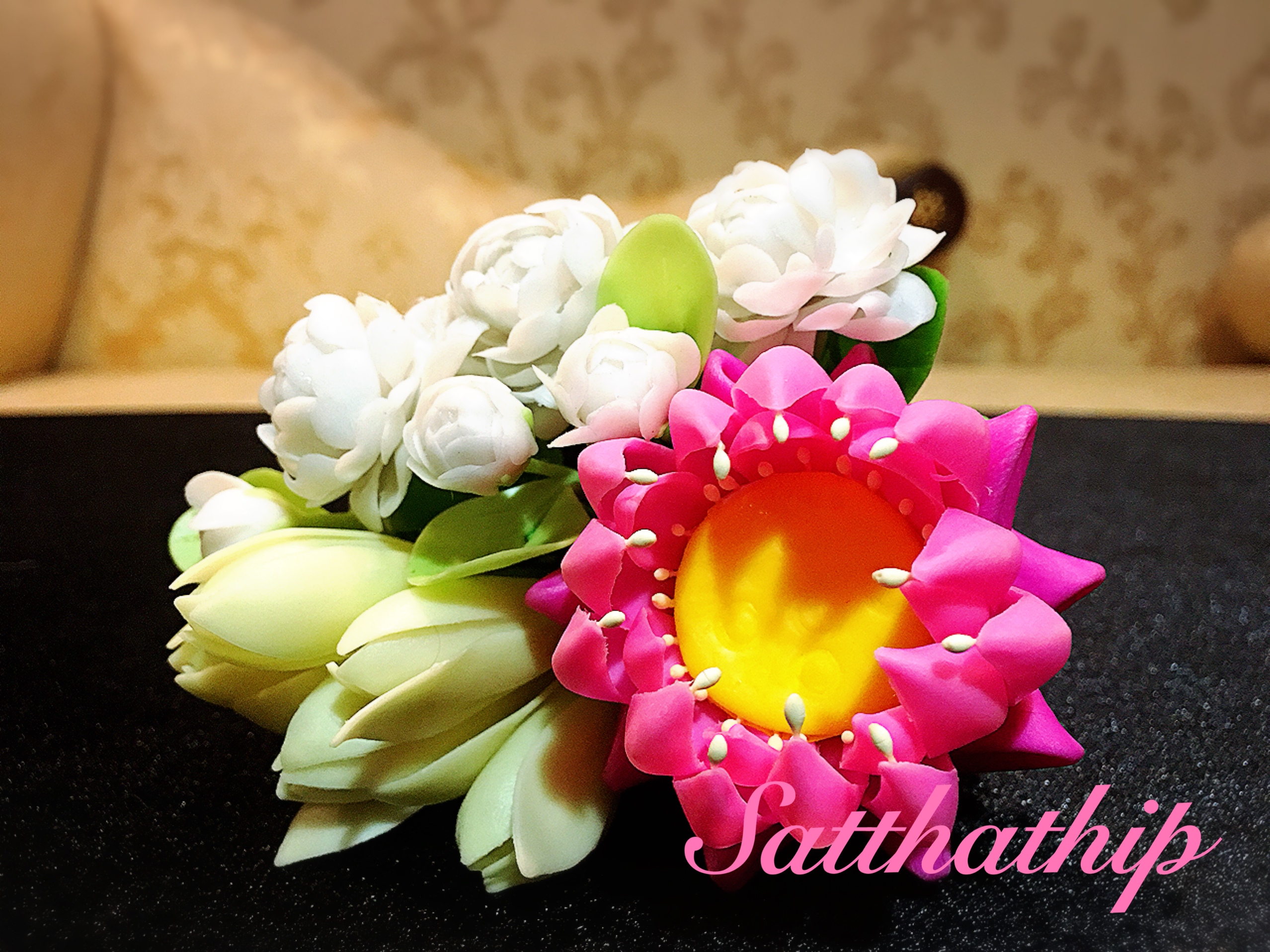 กรวยดอกบัวผสมดอกไม้มงคล ประดิษฐ์จากดิน