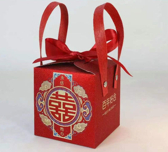 กล่องของขวัญสีแดง,กล่องของขวัญงานแต่งงาน,กล่องสีแดง,กล่องขนมแต่งงานสีแดง,ขนาด9x9x9.5cm