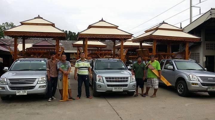 ( รหัส E2-รั้วรอบ ) ศาลา ไม้สัก สีด้าน หลังคาสีน้ำตาล ทรงไทย เสาเหลี่ยมเอียง มีประตูรั้วกั้นรอบเสา / ขนาด 2.40x2.240x3.00 เมตร