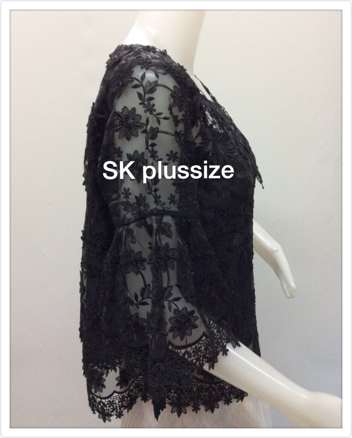 เสื้อผ้าแก้วดอกลอย สีดำ คอปาด แขนพุ่ม รอบอก 42 นิ้ว