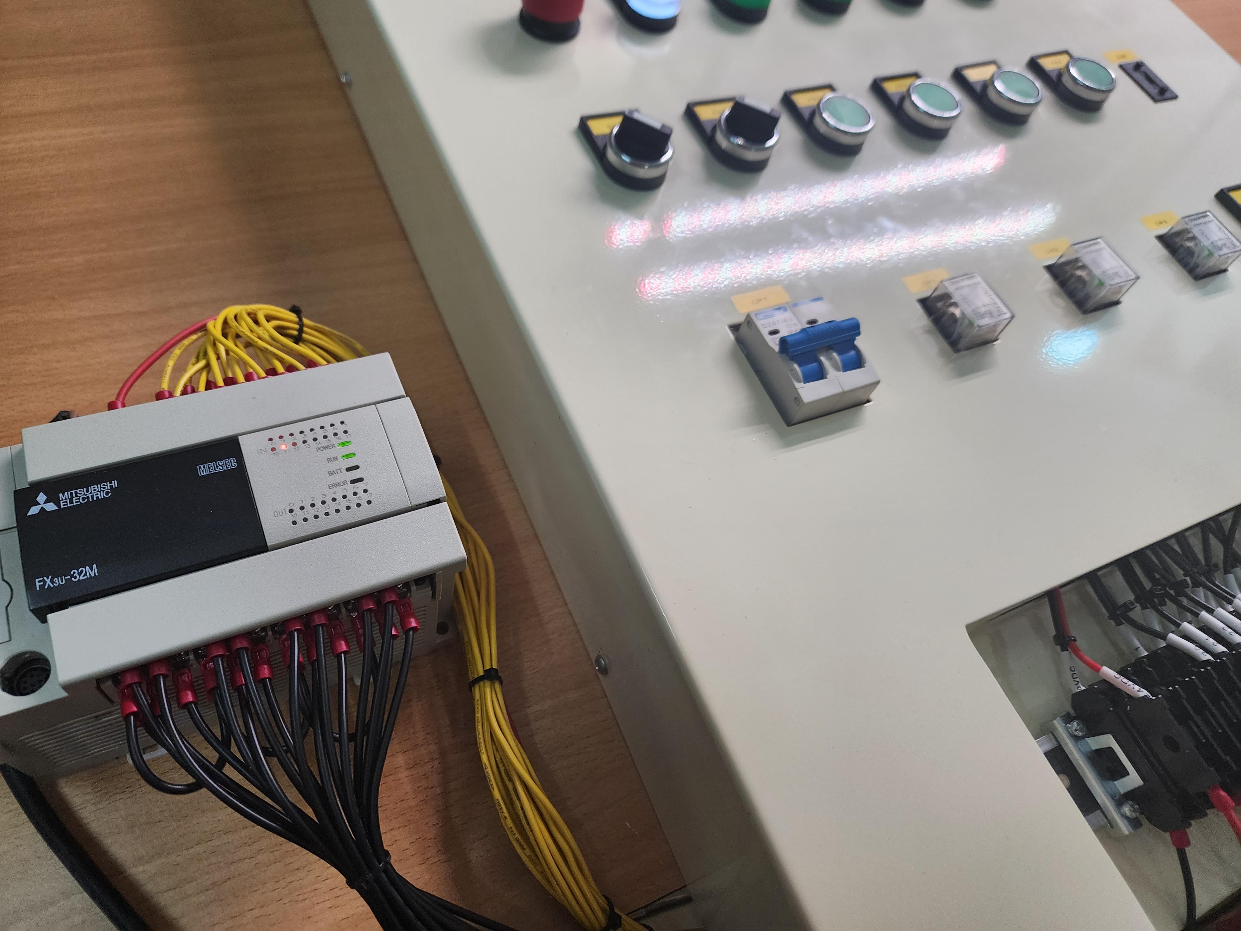 ชุดฝึกอบรม PLC พร้อม ชุด Conveyor สำหรับการจำลองการทำงานเครื่องจักร