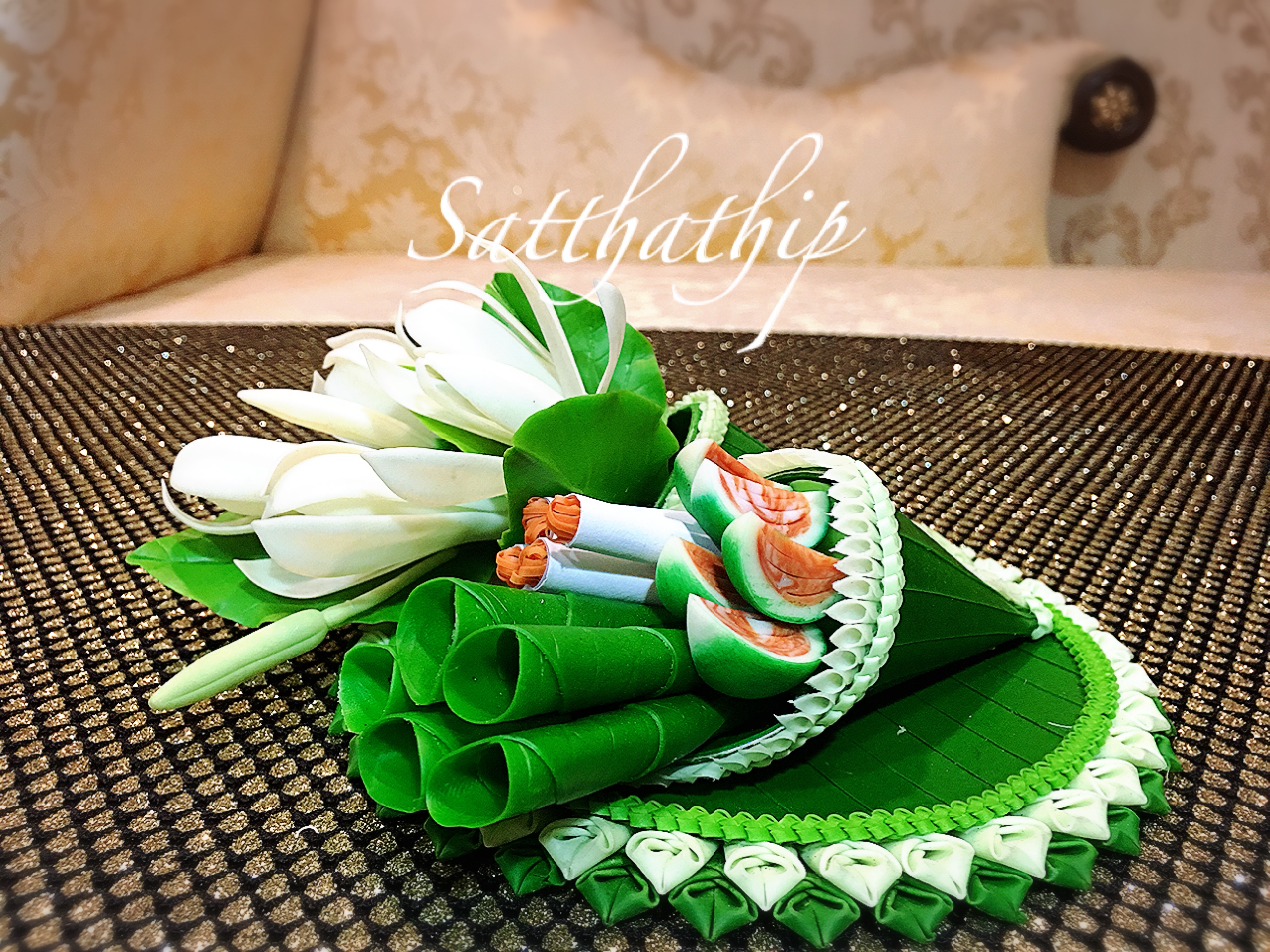 ชุดกรวยเชี่ยนหมากพลู บุหรี่ ดอกไม้ บนถาด ประดิษฐ์จากดิน - Betel