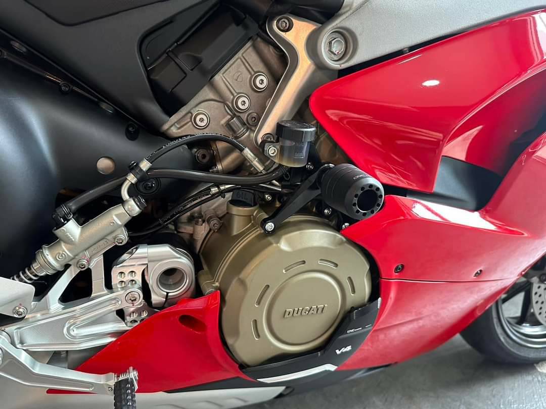 CNC Racing กันล้มกลาง สำหรับ Panigale V4 (Crash protector)