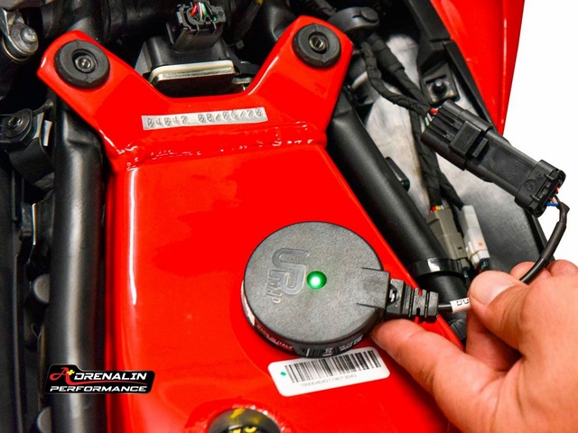 ท่อ Termignoni สลิปออน ไทเทเนียม แบบคู่ สำหรับ Street Fighter V4 (For Exhibition only)