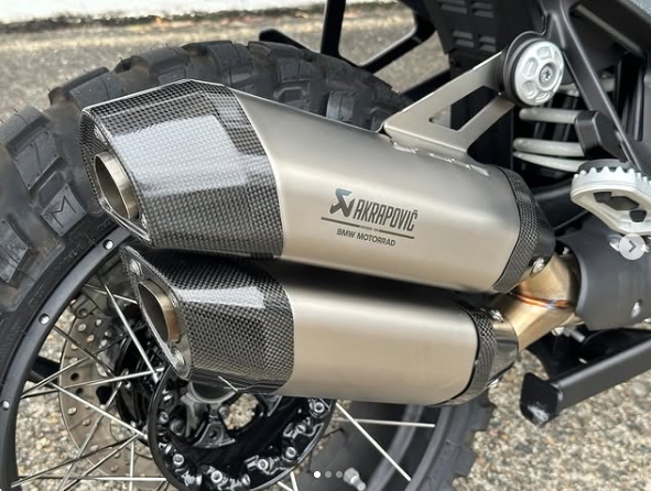 ท่อ Akrapovic Twin HP สลิปออน สำหรับ R1300 GS 2024+ สีไทเทเนียม (For Exhibition only)