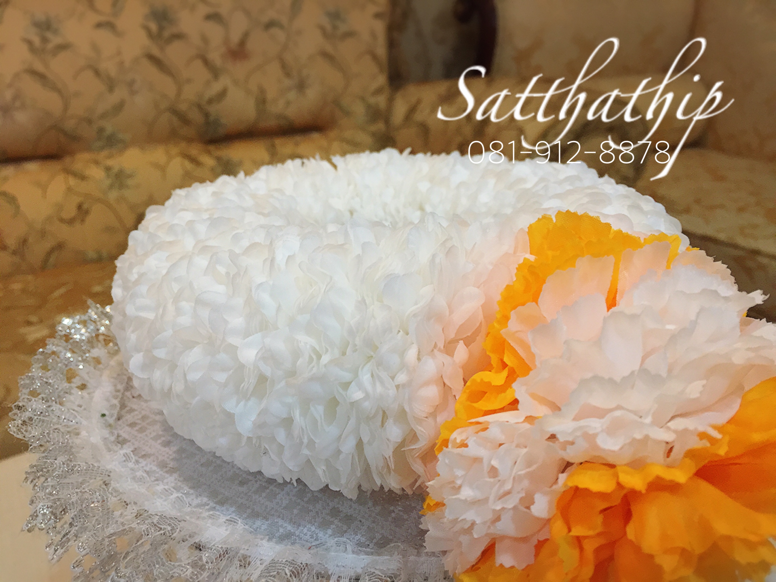 พวงมาลัยดอกมัมผ้า (ร้อยด้วยกลีบ) สีขาวผสมดอกดาวเรืองผ้าสีเหลืองส้ม - Fabric garland