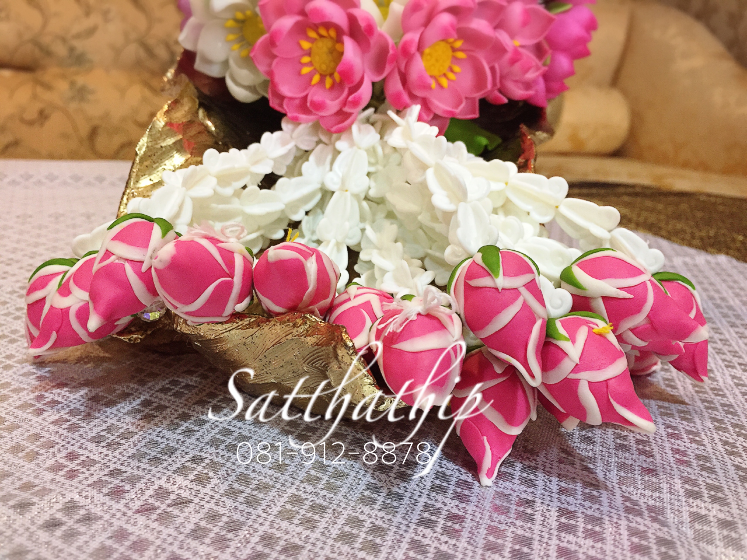 พวงมาลัยดอกบัวหลวง ประดิษฐ์จากดิน - Lotus garland