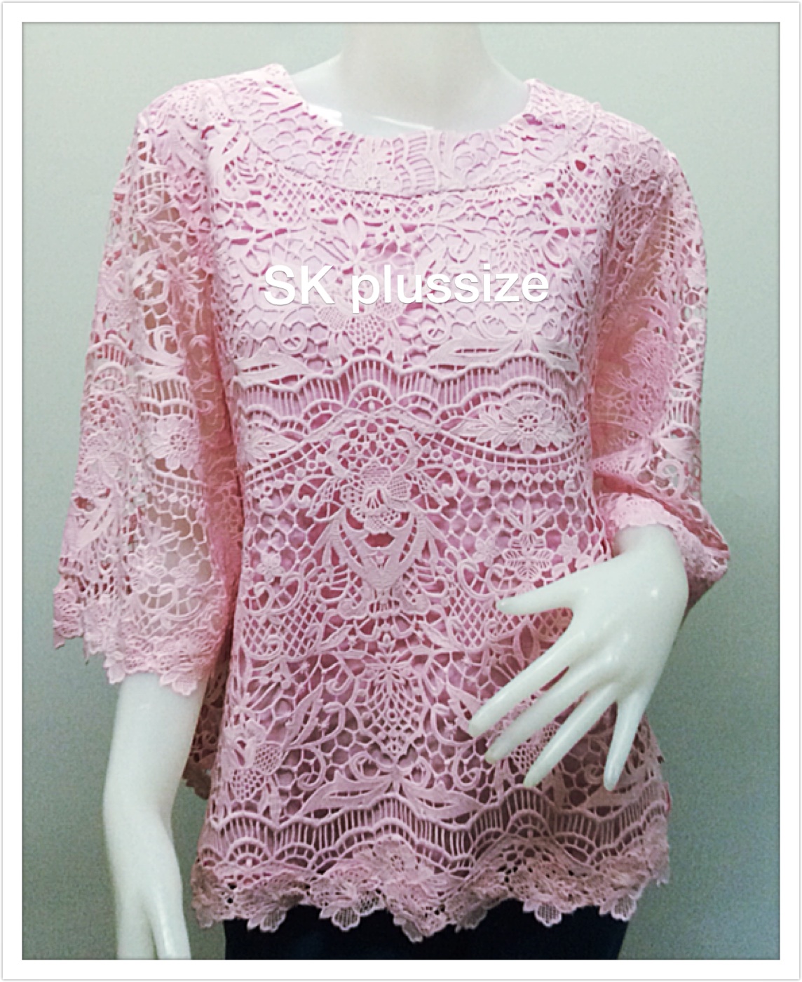 เสื้อลูกไม้ทรงเอ สีชมพู คอปาด แขนบาน 3 ส่วน รอบอก 48 นิ้ว