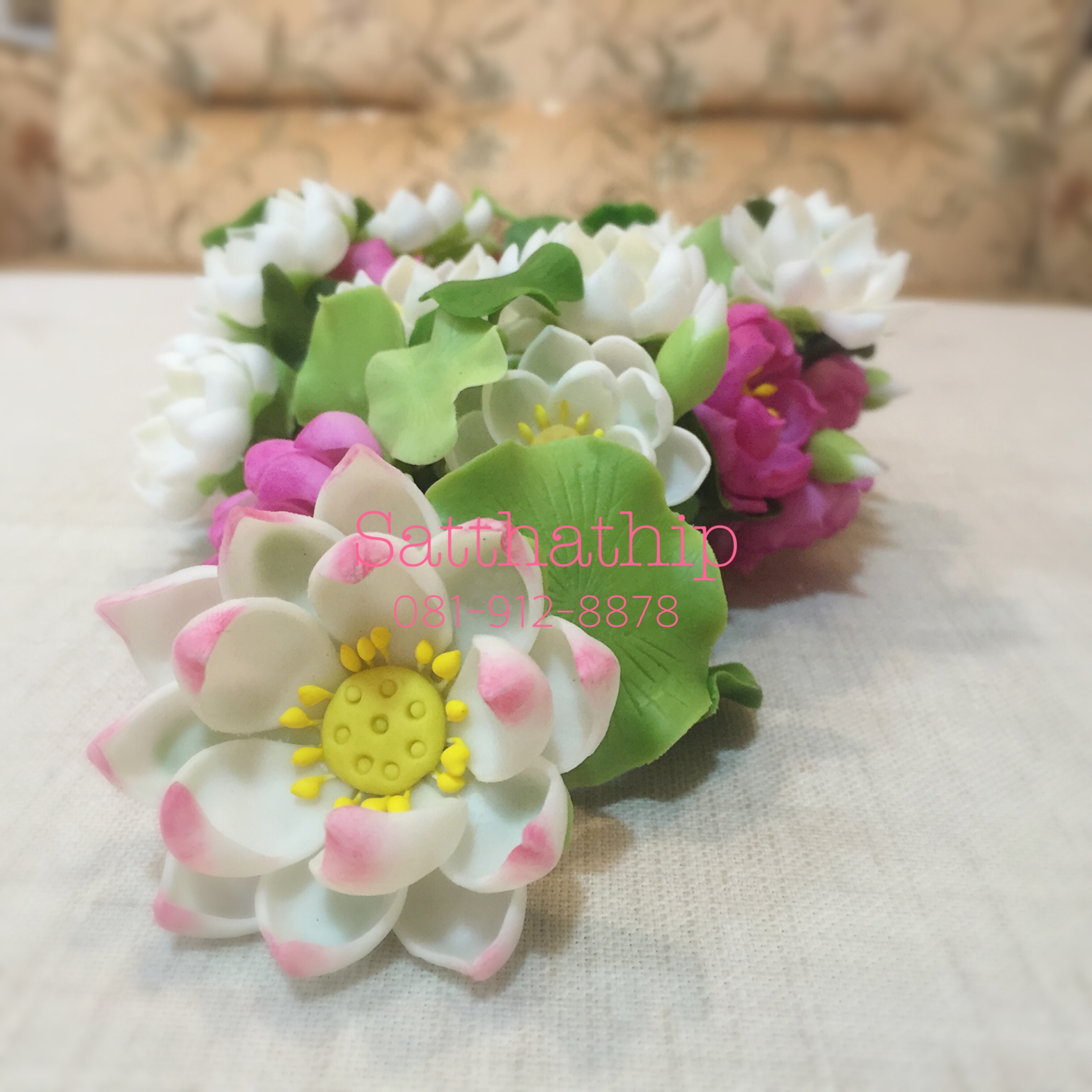 พวงมาลัยดอกบัวหลวง ประดิษฐ์จากดิน - Lotus garland