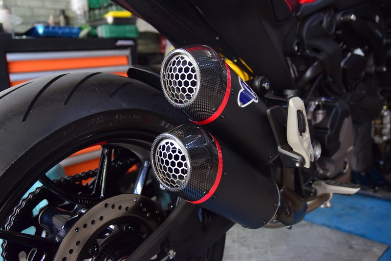 ท่อคู่ Racing termignoni สำหรับ Monster 937 ducati performance ท่อดำปากคาร์บอน พร้อมคอกลาง แทนที่แคต (For Exhibition only)