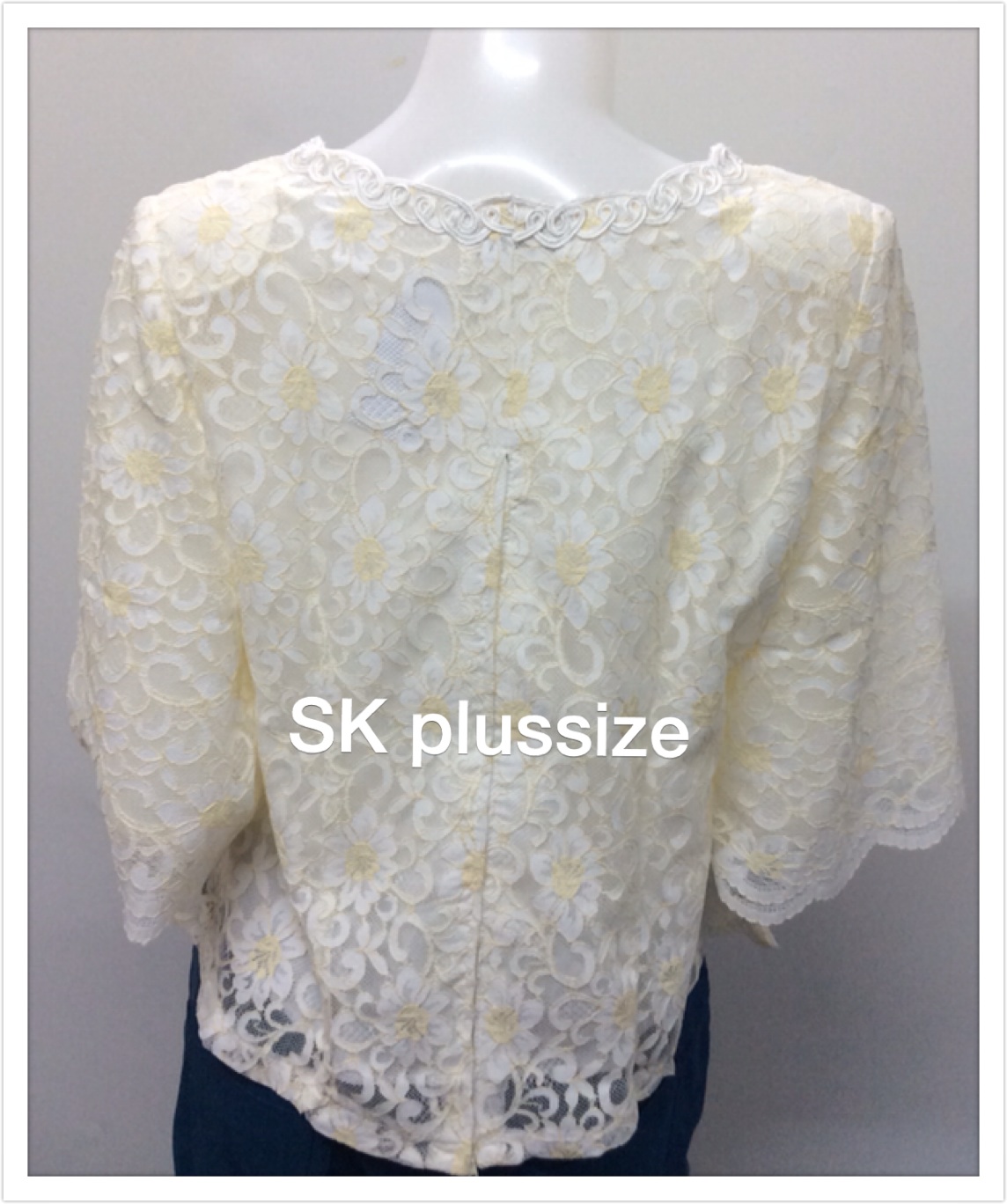 เสื้อลูกไม้ สีครีมทูโทน ชายระบาย รอบอก 35 นิ้ว