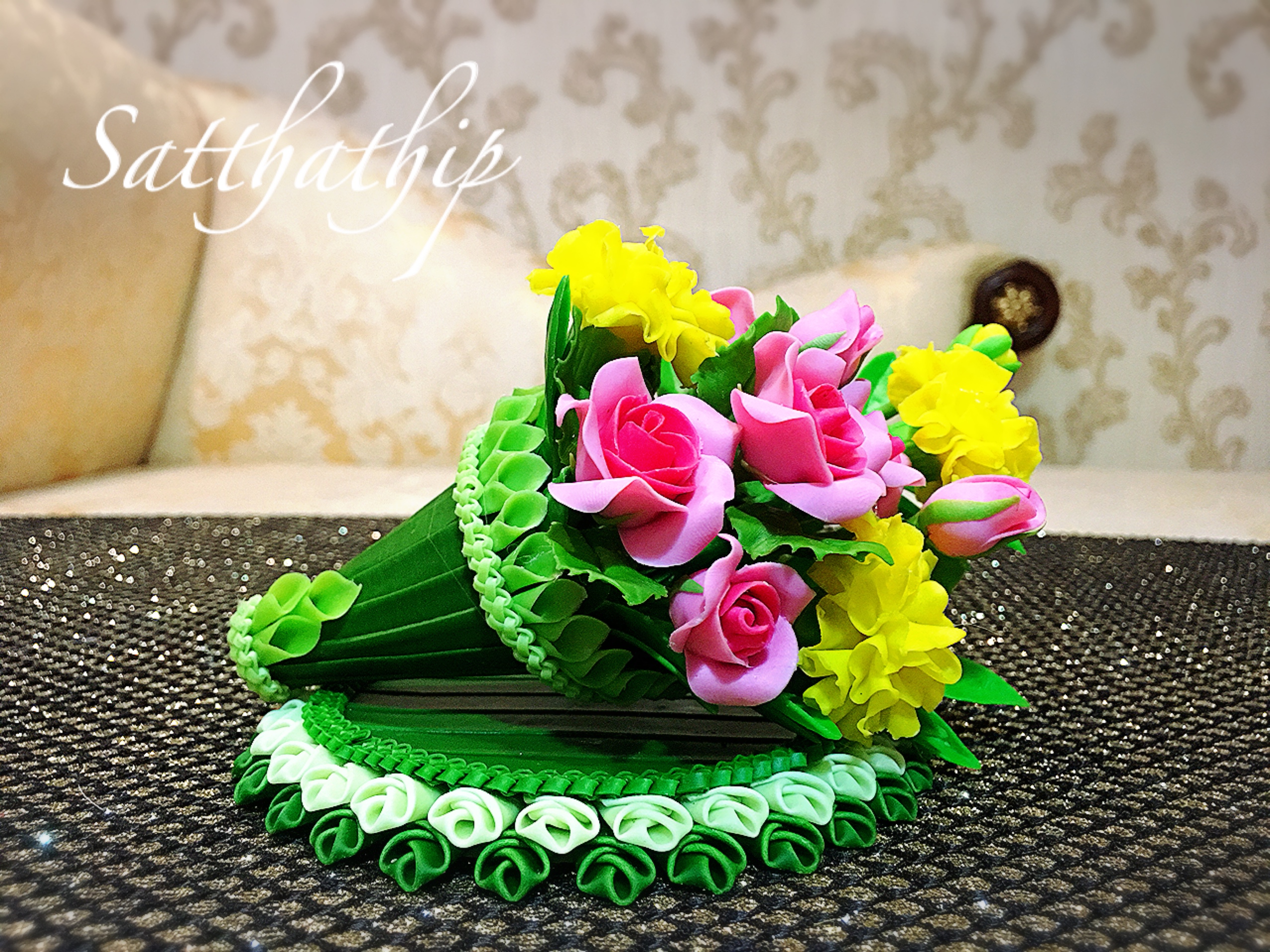 ชุดกรวยดอกดาวเรืองผสมดอกกุหลาบ บนถาดใบตอง ประดิษฐ์จากดิน