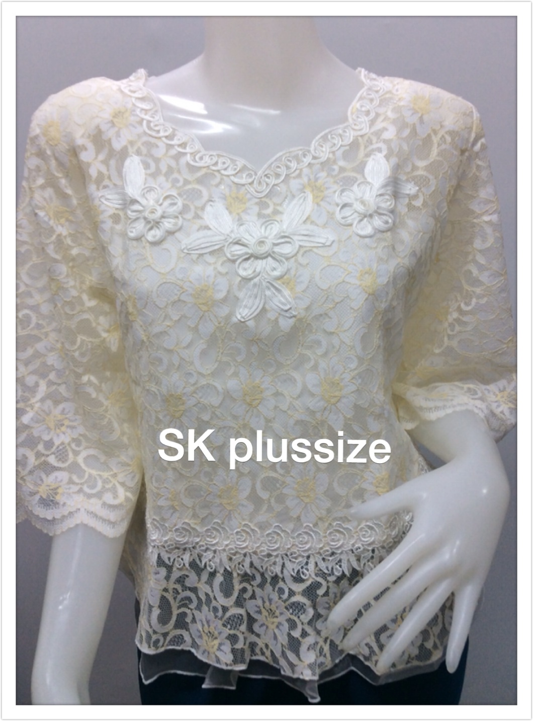 เสื้อลูกไม้ สีครีมทูโทน ชายระบาย รอบอก 34 นิ้ว
