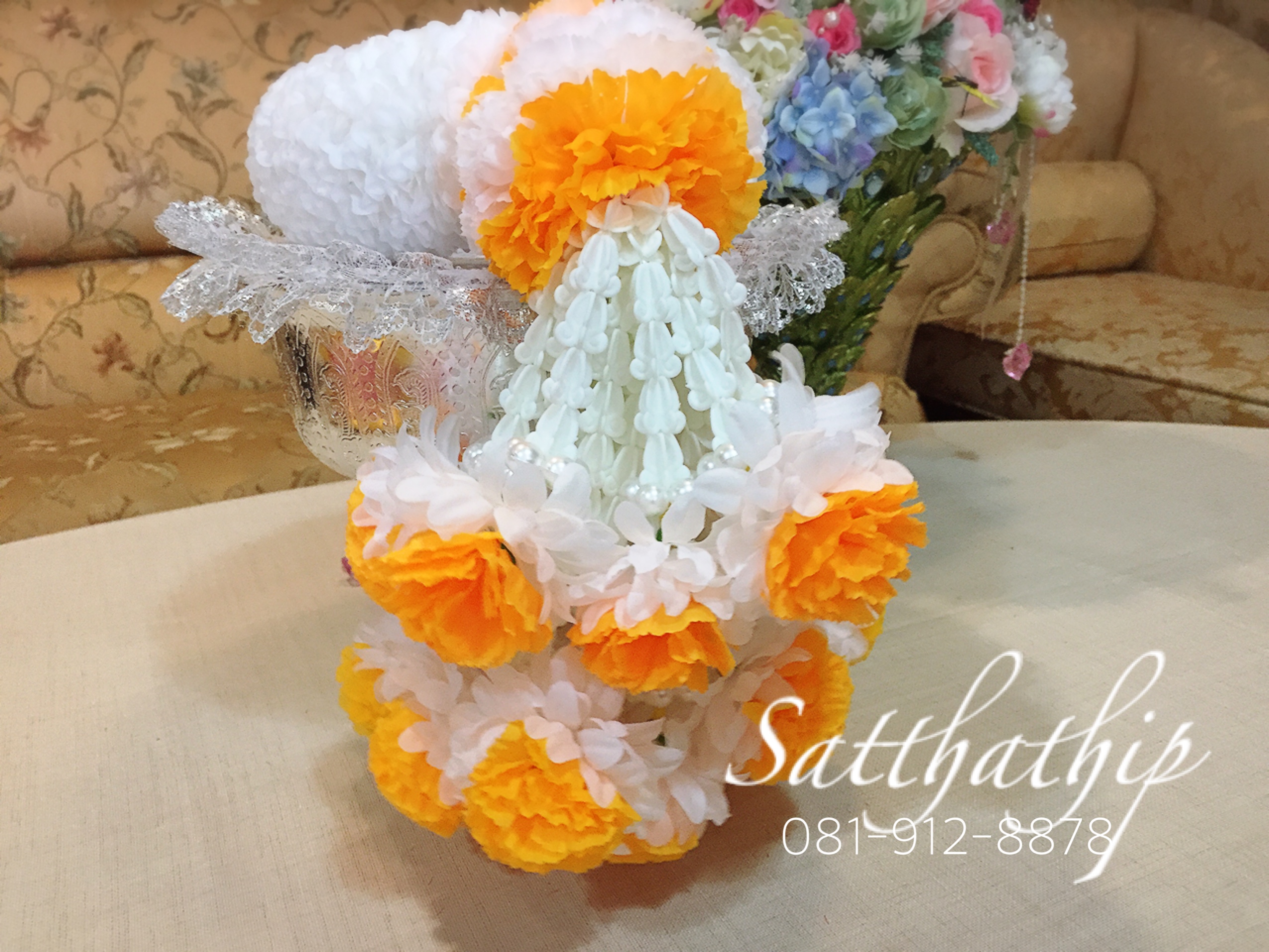 พวงมาลัยดอกมัมผ้า (ร้อยด้วยกลีบ) สีขาวผสมดอกดาวเรืองผ้าสีเหลืองส้ม - Fabric garland