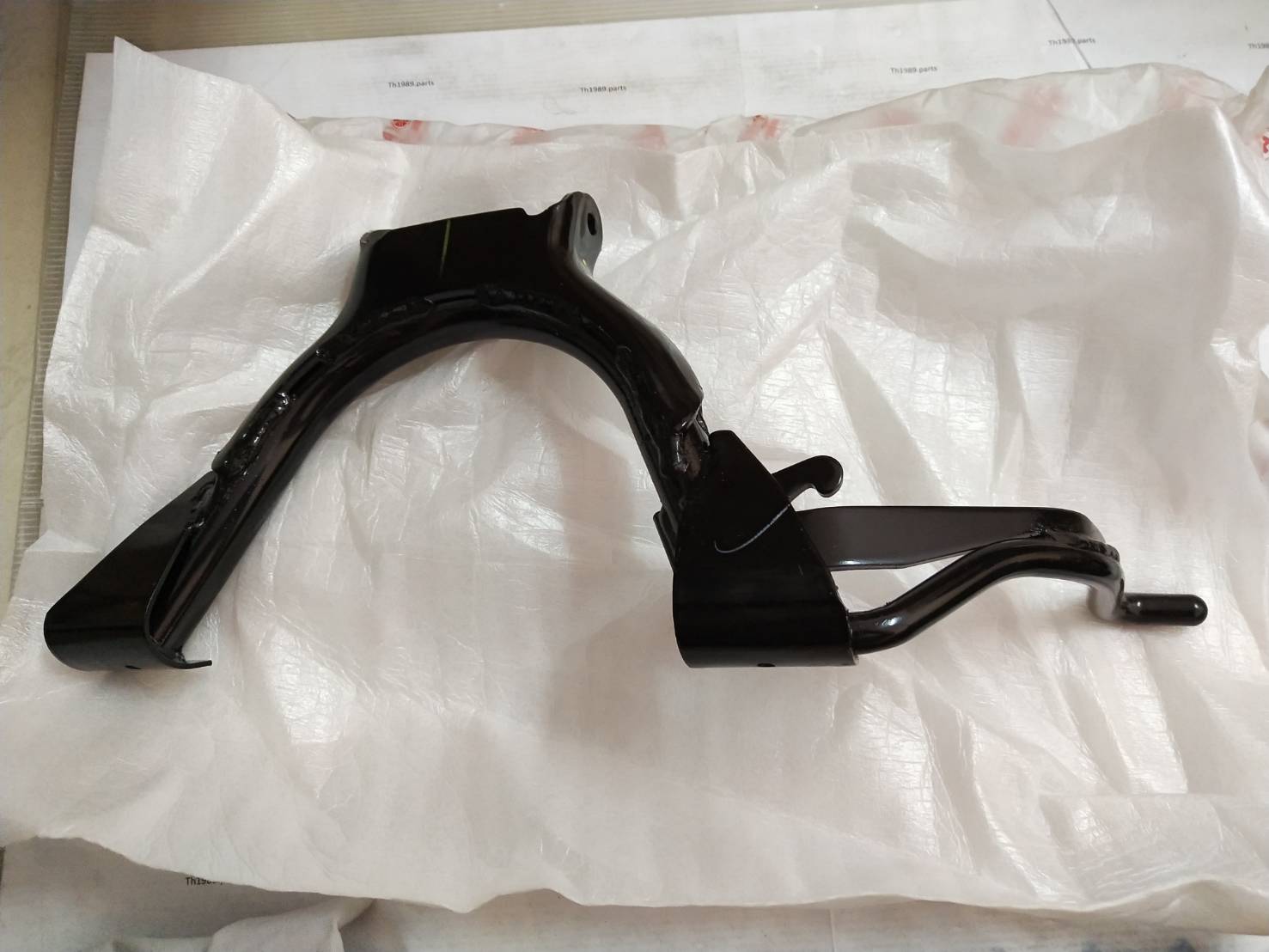 ขาตั้งกลางสีดำ สำหรับรุ่น FIORE,FILANO อะไหล่แท้ YAMAHA 52B-F7111-00