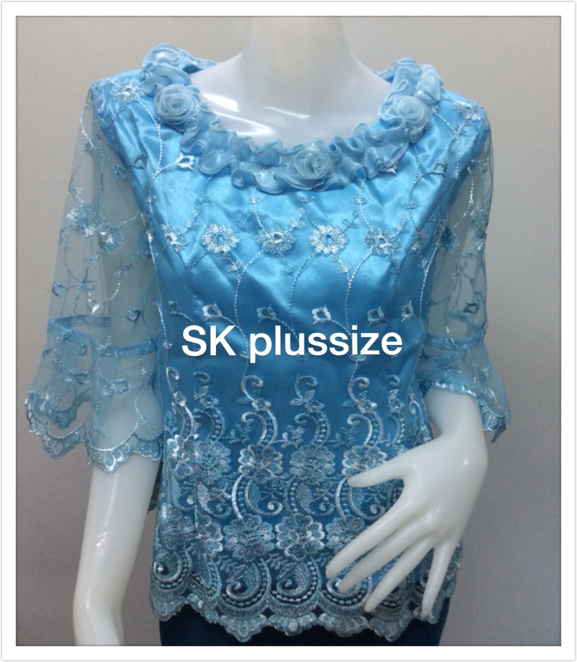 เสื้อลูกไม้บุหงา สีฟ้า คอผ้าแก้วแต่งดอกกุหลาบ รอบอก 44 นิ้ว