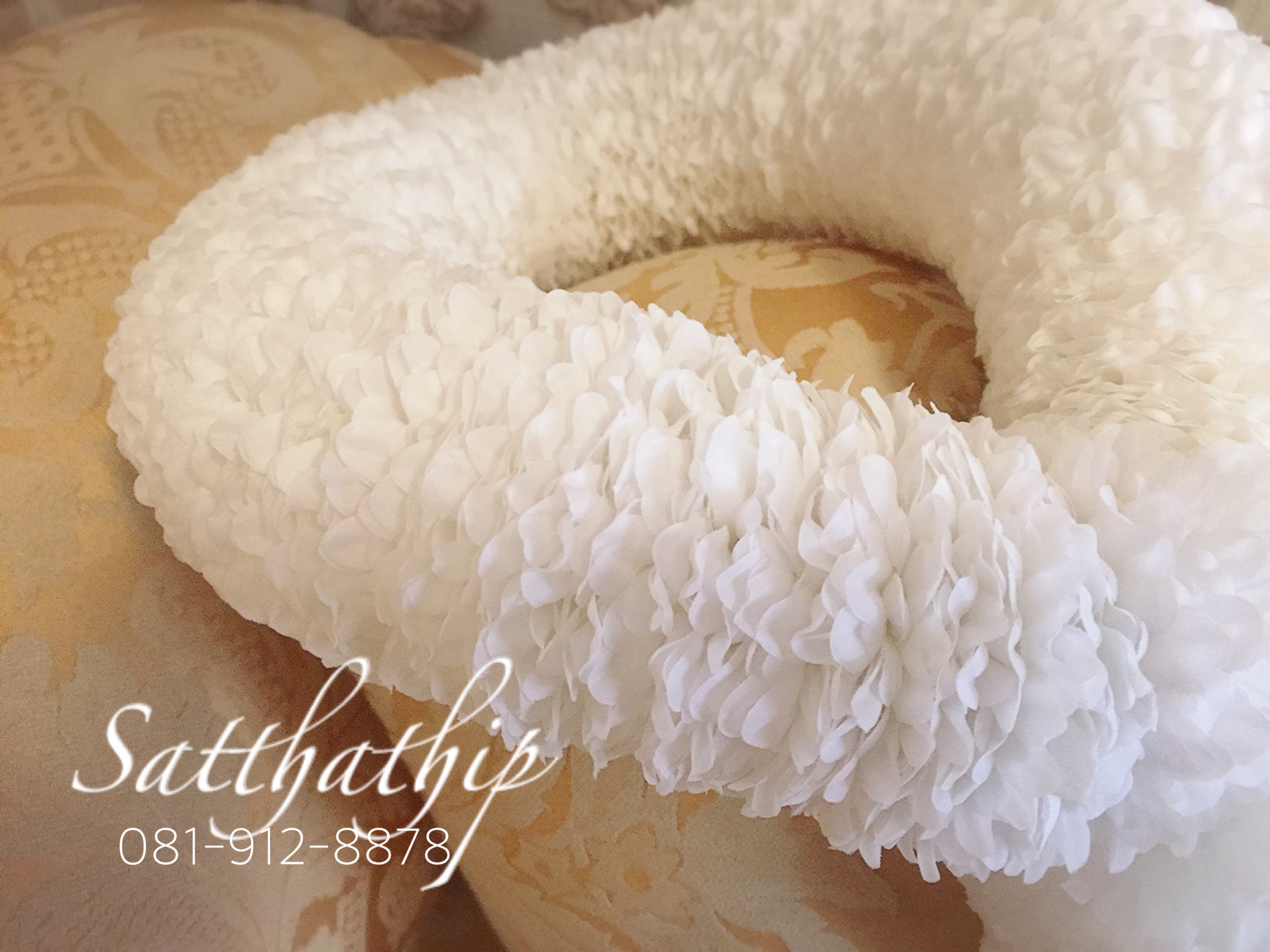 พวงมาลัยผ้า ดอกมัม (ร้อยด้วยกลีบ) สีขาว (เพิ่มลักษณะพิเศษด้วยชายดอกไม้มุกพลาสติก) - พวงมาลัยผ้า - Fabric garland