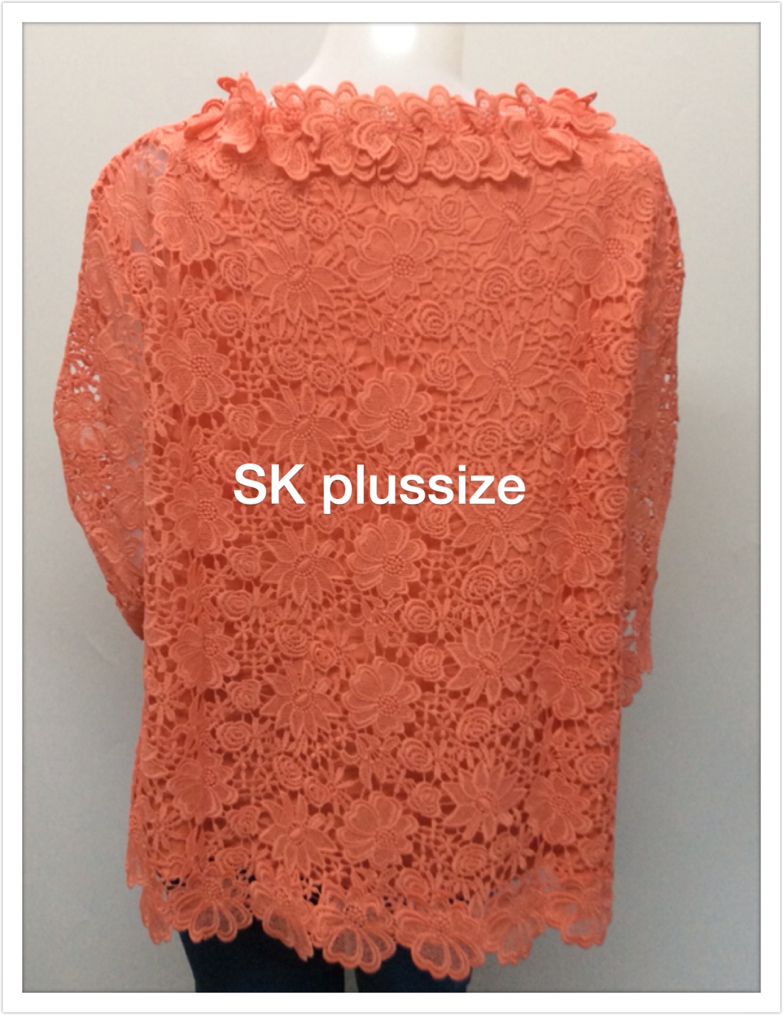 เสื้อลูกไม้ สีส้ม แต่งดอกไม้รอบคอ รอบอก 50 นิ้ว
