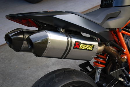 ท่อ Akrapovic ทรง HEX สำหรับ KTM super duke 2005-2011 (For Exhibition only)