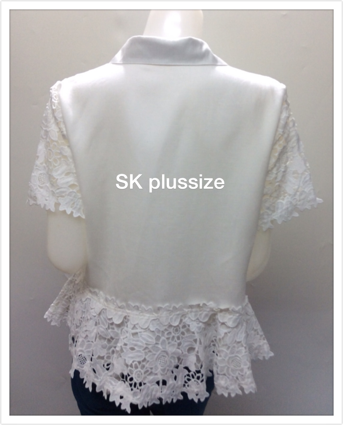 เสื้อลินินแต่งลูกไม้ ชายระบาย สีขาว รอบอก 46 นิ้ว