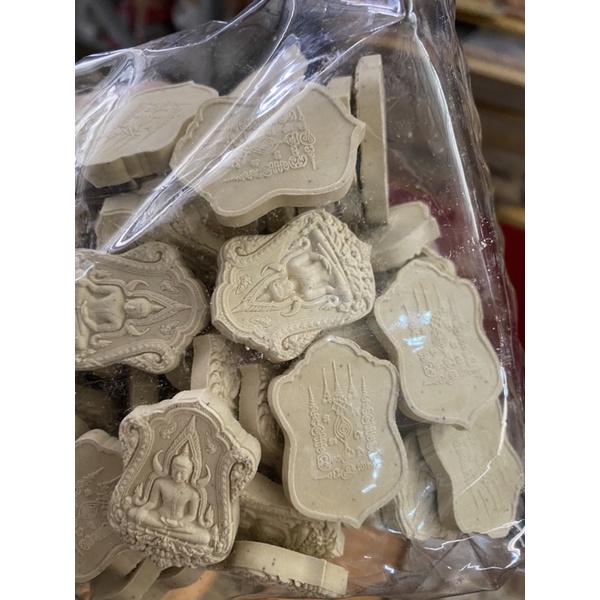 พระผง พระพุทธชินราช สีเนื้อ 1ถุงมี100องค์ สั่งหลายถุงลดราคาได้อีกนะคะ พระเเจก