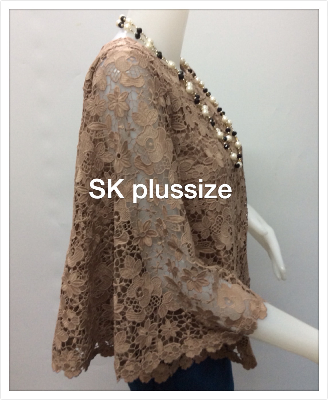 เสื้อลูกไม้ ทรงเอ สีน้ำตาล คอปาด แขนบาน รอบอก 38 นิ้ว