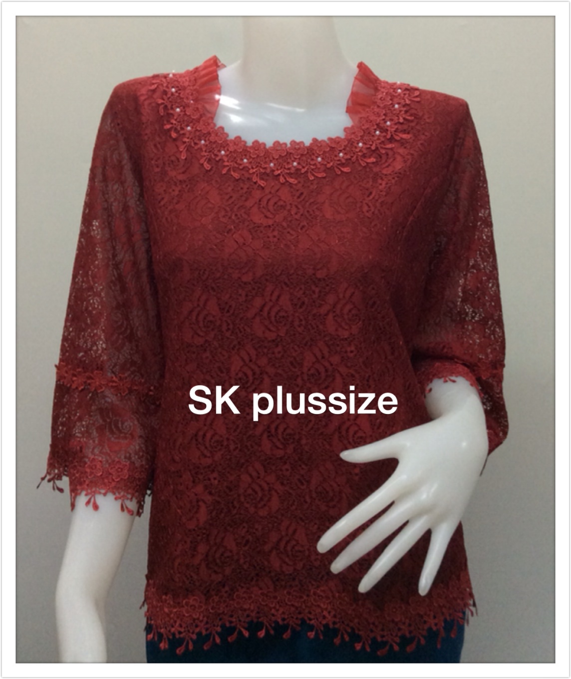 เสื้อลูกไม้ สีแดง คอแต่งผ้าแก้ว รอบอก 44 นิ้ว