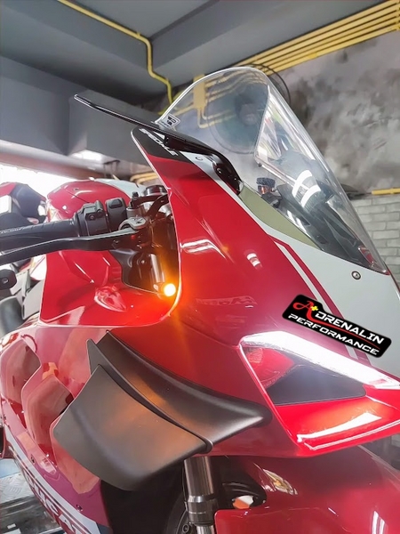 ไฟเลี้ยวหน้า Rizoma แบบ low profile สำหรับ Panigale v2