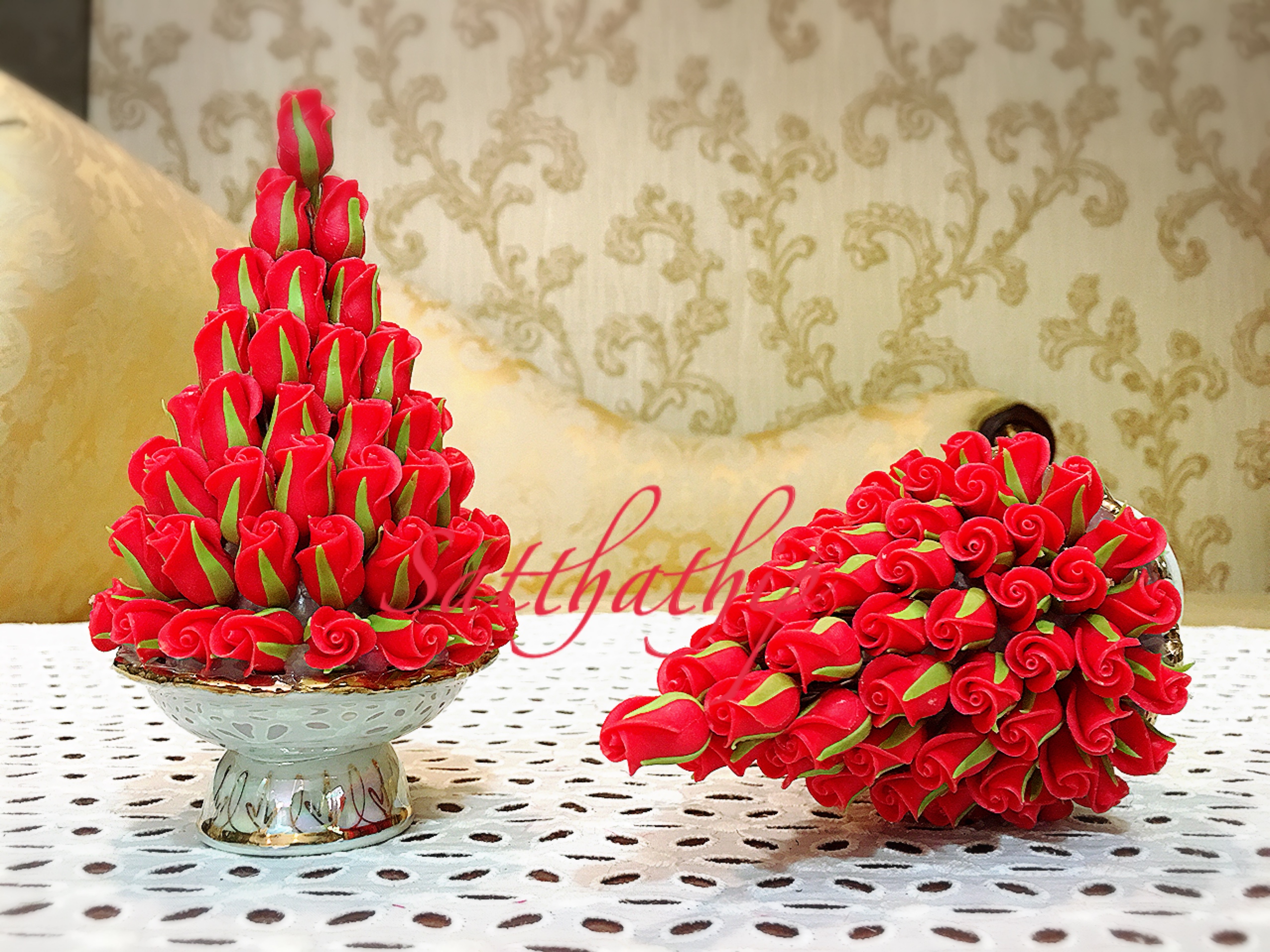 พานพุ่มดอกกุหลาบ ประดิษฐ์จากดิน [3.5 นิ้ว 1,100 บาท/คู่]