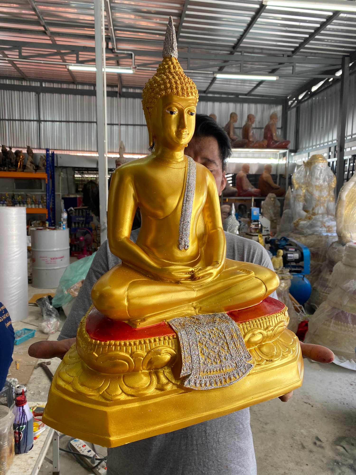 พระปางสมาธิ องค์ใหญ่เป็นพระประธานได้ กว้าง 15 นิ้วครึ่ง สูง 21 นิ้ว