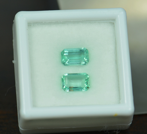 พลอยมรกตดิบ (Emerald) 1.75 กะรัต 2 ชิ้น No oil