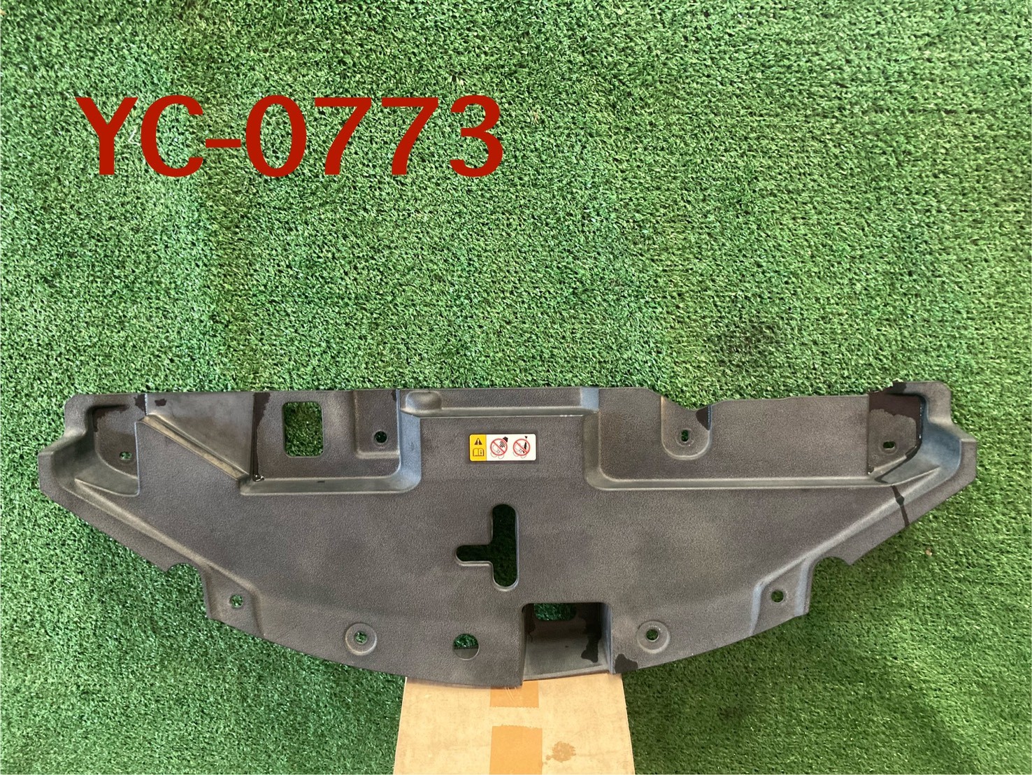 พลาสติกครอบกลอนล๊อคฝากระโปรงหน้า Toyota Vios/Yaris 2017-2022 แท้มือสอง