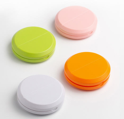 กล่องใส่ยาพร้อมที่ตัดยา,กล่องตัดยา,ที่ตัดเม็ดยา,ที่ตัดยา,มีดหั่นยา