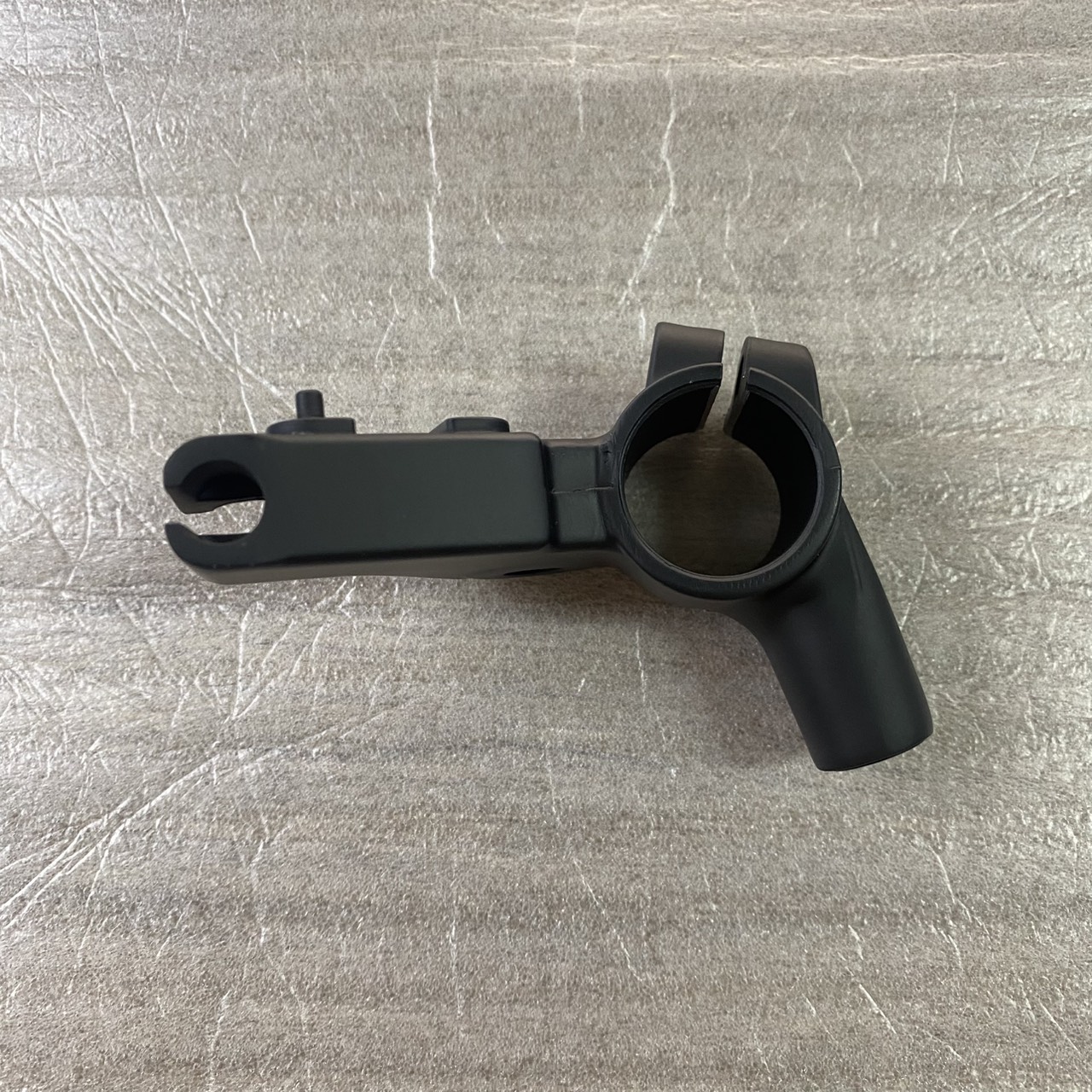 5TL-H2911-10 หูยึดมือเบรค สีดำ MIO , MIO115I , MIO125 , TTX , FINO115I อะไหล่แท้ YAMAHA