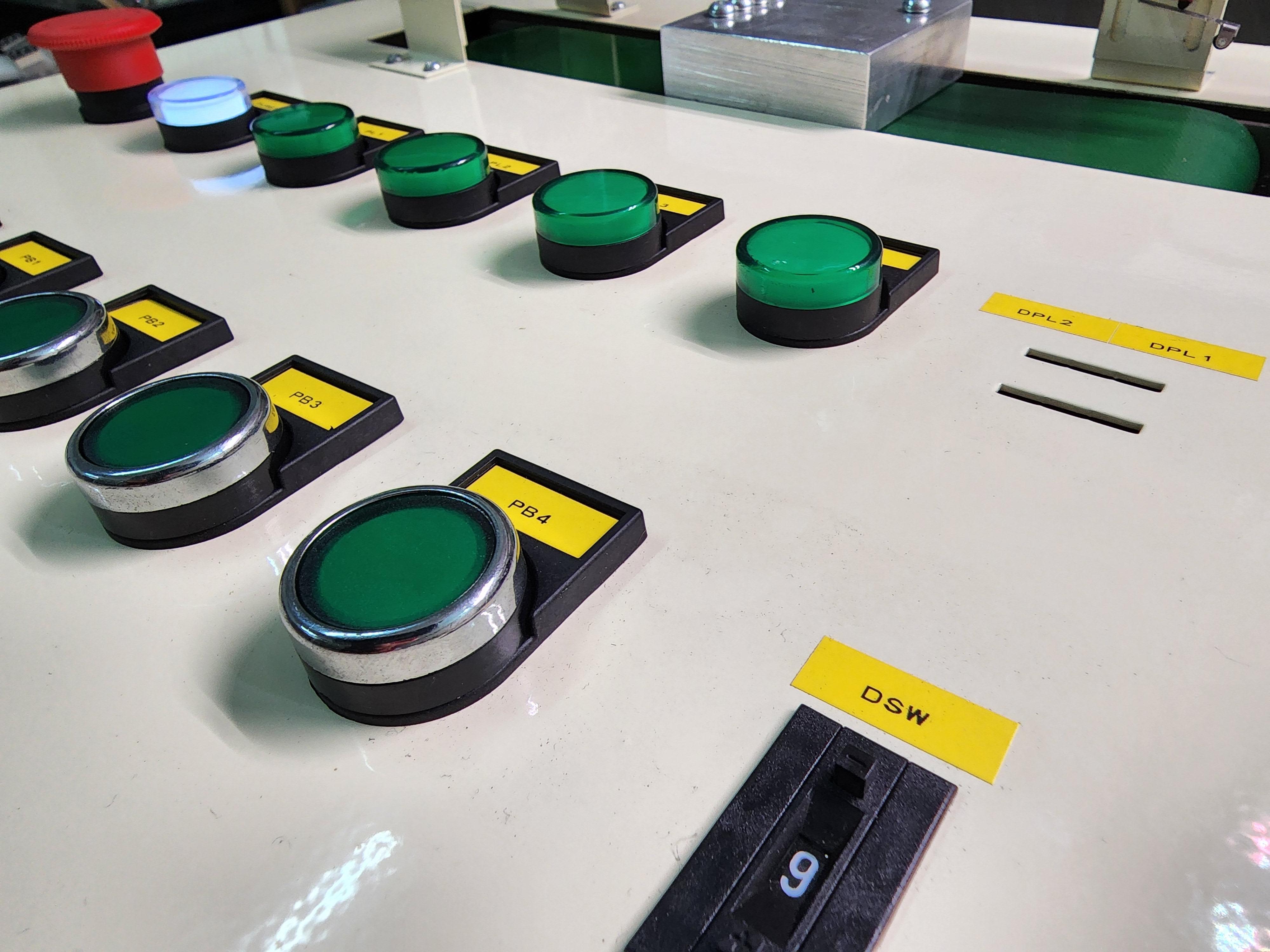 ชุดฝึกอบรม PLC พร้อม ชุด Conveyor สำหรับการจำลองการทำงานเครื่องจักร