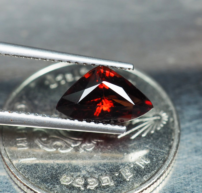 พลอยโกเมน (Garnet) 1.62 กะรัตแดงสวย
