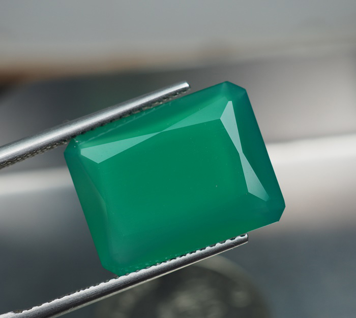 คาลซิโดนีสีเขียว (Green Chalcedony) 7.10 กะรัตเจียร 2 ด้าน