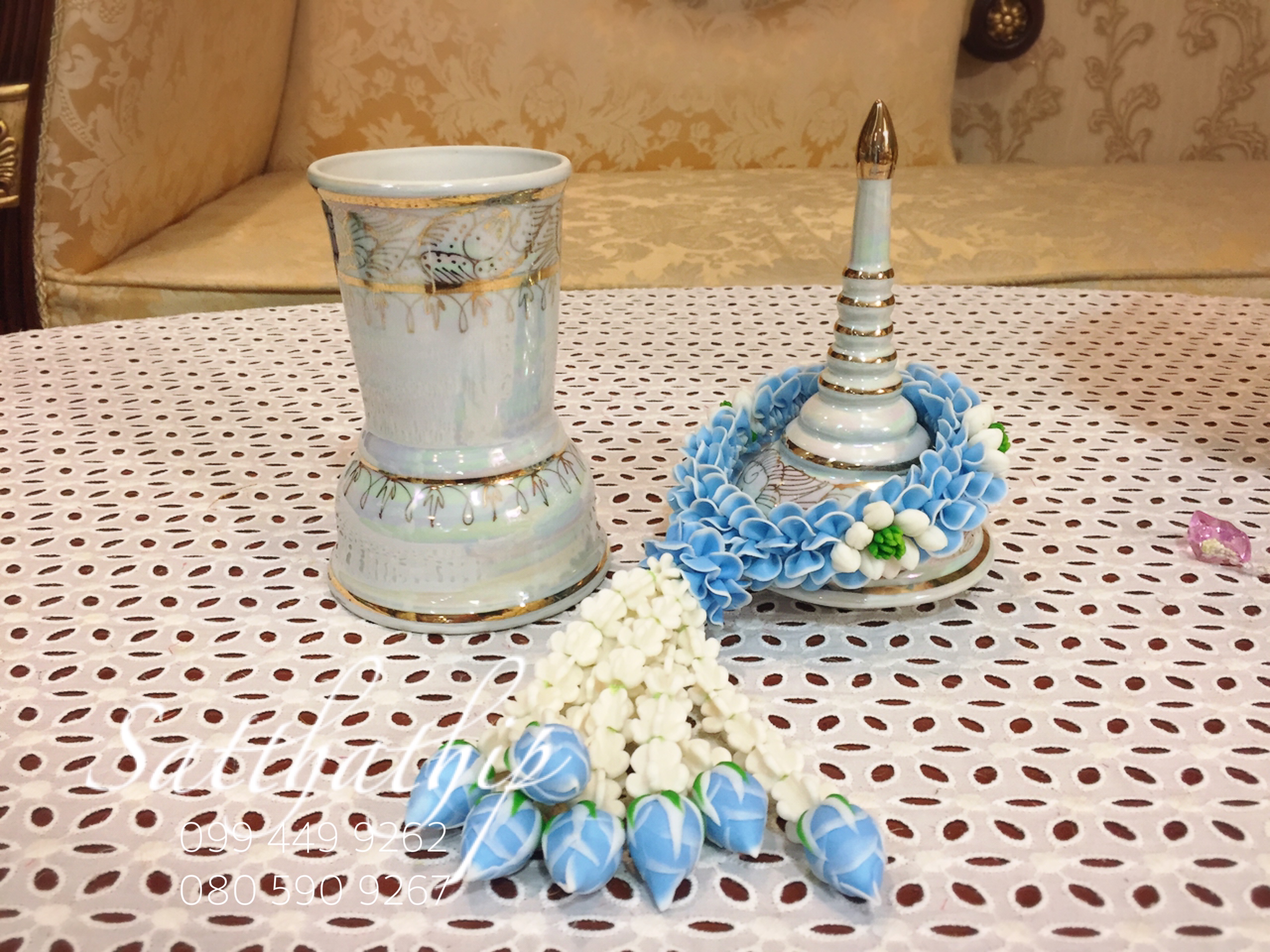 โกศอัฐิเซรามิก เคลือบมุก พร้อมพวงมาลัยประดิษฐ์จากดิน