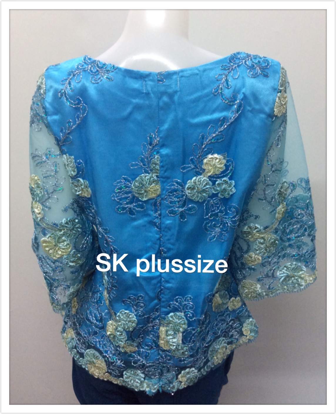 เสื้อลูกไม้บุหงา คอปาด แขน 3 ส่วน สีฟ้า รอบอก 38 นิ้ว