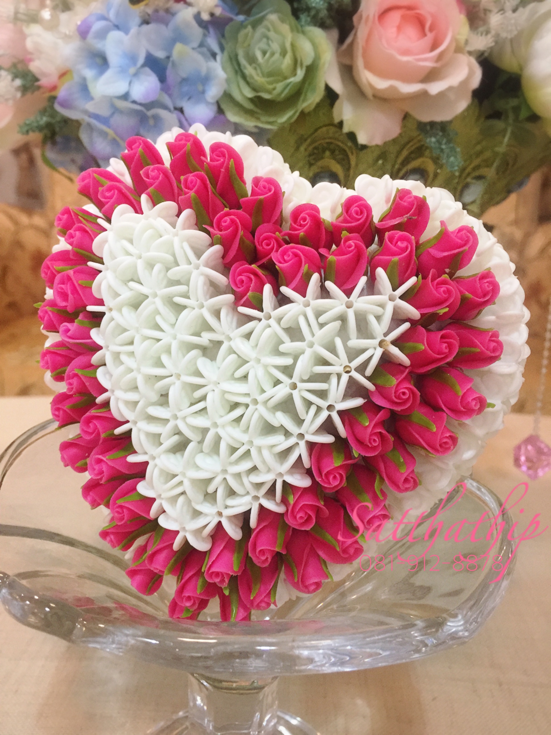 หัวใจดอกรักประดิษฐ์ (ปักดอกกุหลาบ ประดิษฐ์จากดิน)/ พานรับน้ำสังข์รูปหัวใจ/ พานรองแหวนหมั้น – ของชำร่วยงานแต่งงาน - Wedding souvenirs