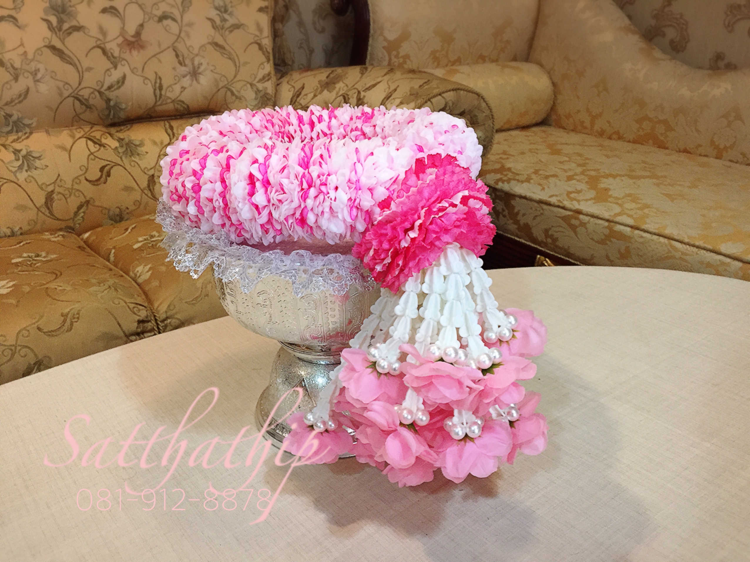 พวงมาลัยผ้า ดอกมัม (ร้อยด้วยกลีบ) สีขาว,ชมพู - พวงมาลัยผ้า - Fabric garland