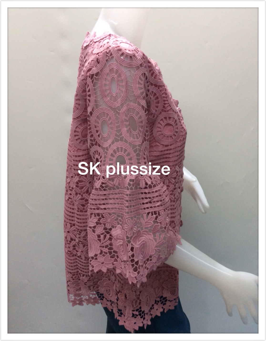 เสื้อลูกไม้สลับลาย สีกะปิ ติดกระดุมหน้า รอบอก 40 นิ้ว
