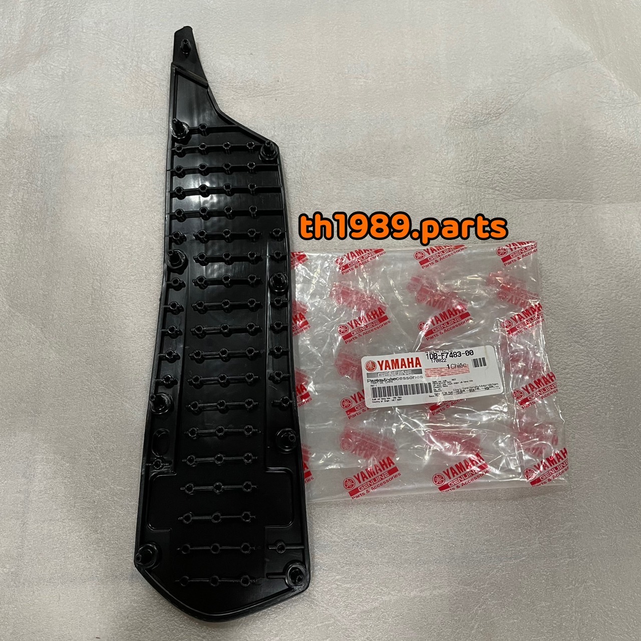 1DB-F7483-00 แผ่นรองพักเท้าซ้าย NOUVO SX อะไหล่แท้ YAMAHA