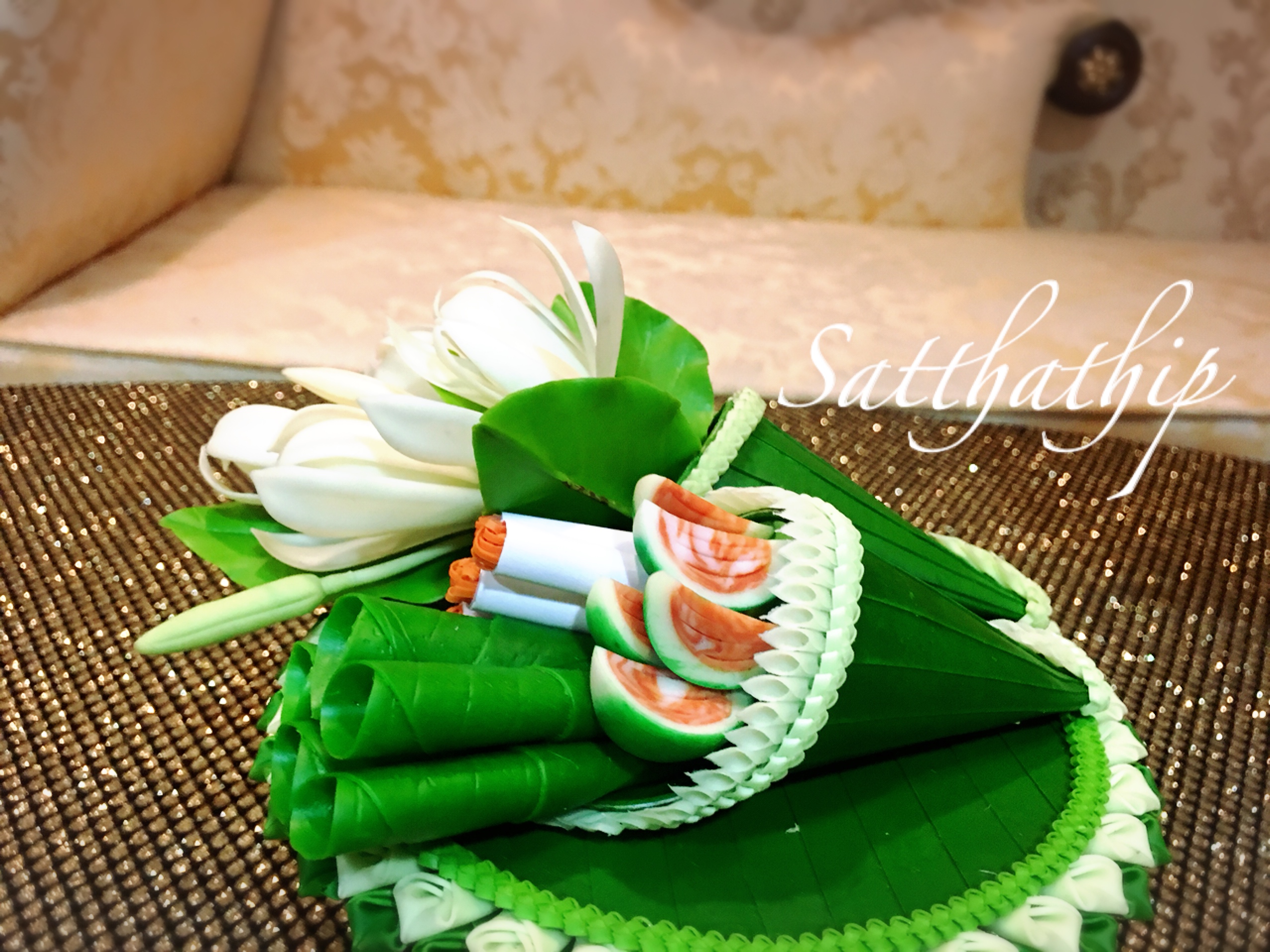 ชุดกรวยเชี่ยนหมากพลู บุหรี่ ดอกไม้ บนถาด ประดิษฐ์จากดิน - Betel