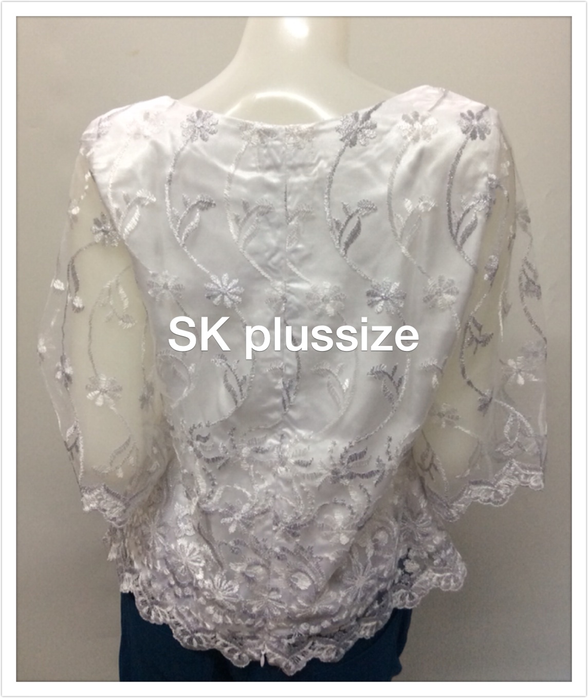 เสื้อลูกไม้บุหงา สีขาว คอปาด แขน 3 ส่วน รอบอก 38 นิ้ว