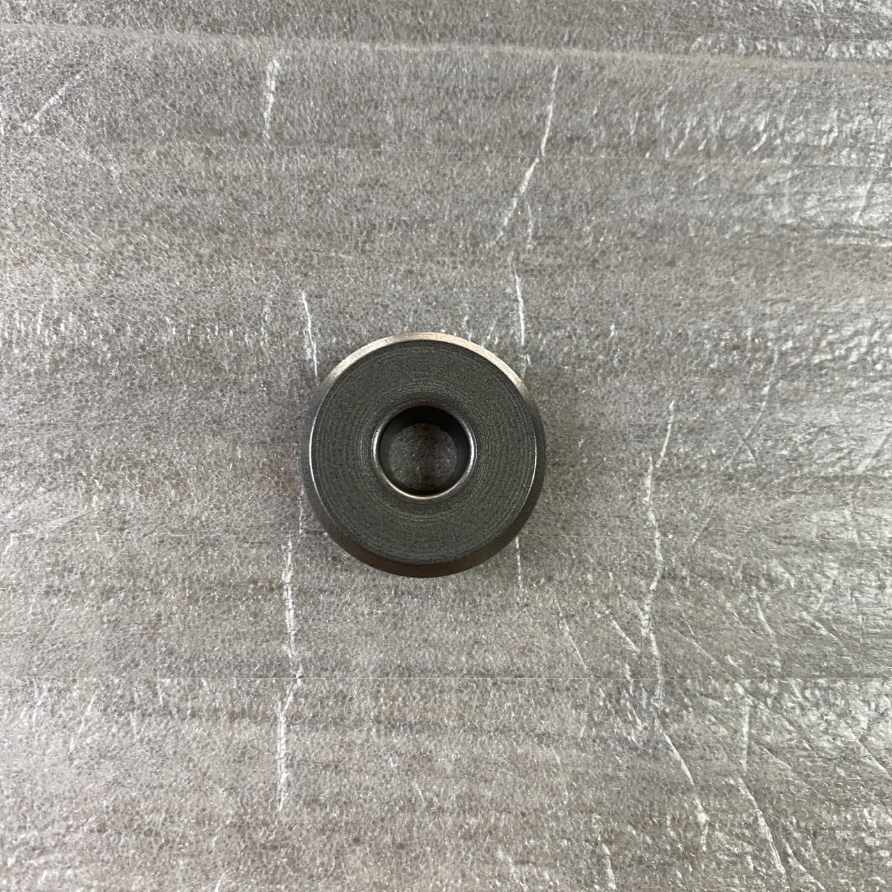 19S-E2117-00 แผ่นรองสปริงวาล์ว MIO , NOUVO , FINO คาร์บู รหัสเก่า 33M-12117-01 อะไหล่แท้ YAMAHA แหวนรองสปริงวาล์วตัวบน