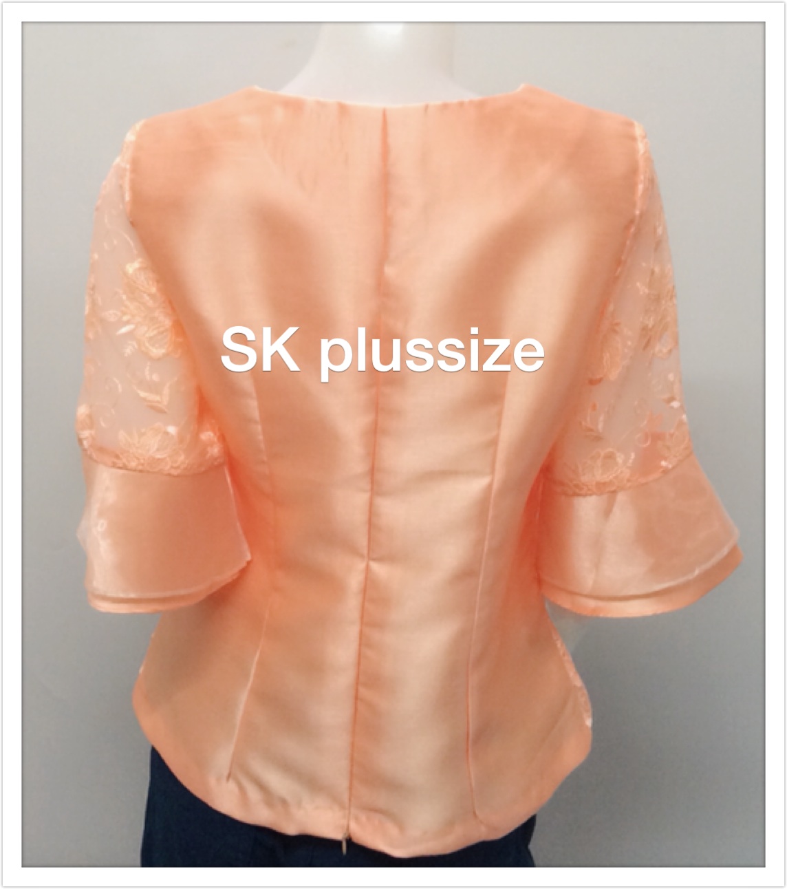 เสื้อผ้าไหมแต่งลูกไม้บุหงา สีส้ม แขน 3 ส่วน รอบอก 36 นิ้ว