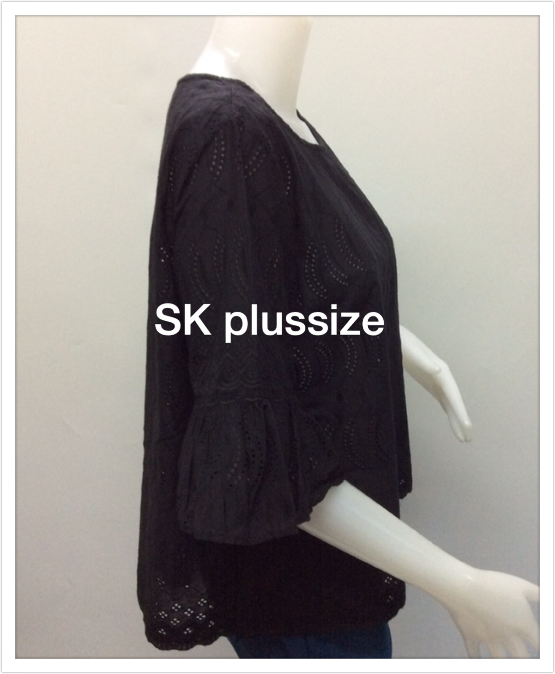 เสื้อคอตตอนฉลุ สีดำ คอปาด แขนต่อระบาย รอบอก 50 นิ้ว