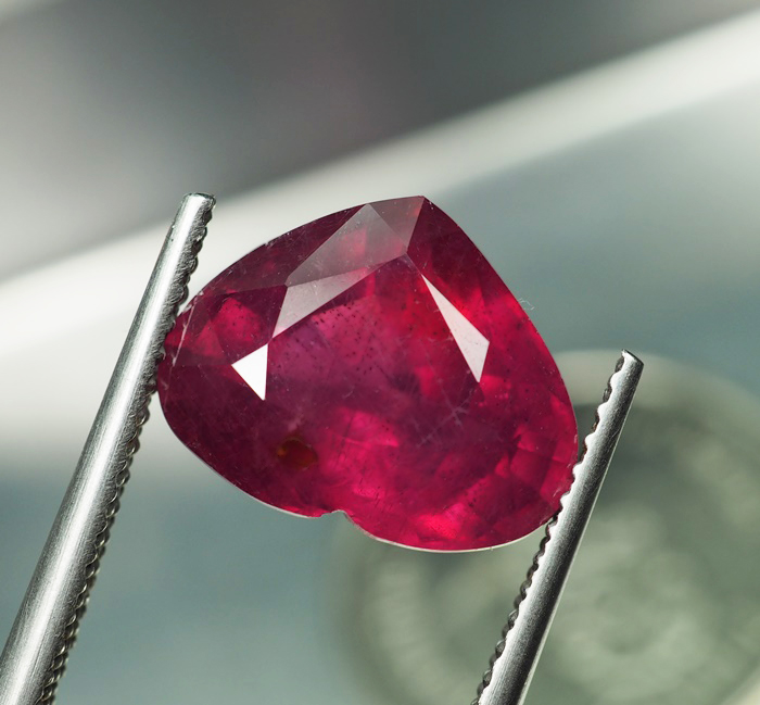 พลอยทับทิม (Ruby) 4.70 กะรัตสีแดงเข้ม