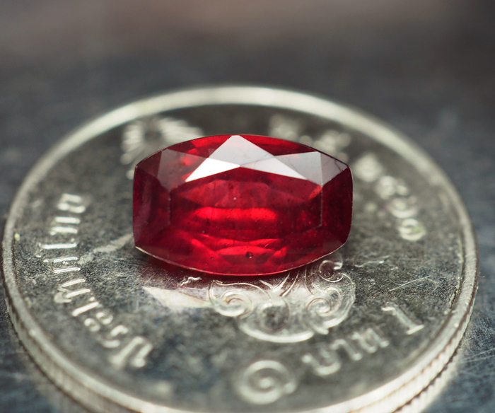 พลอยทับทิม (Ruby) 1.85 กะรัตสีแดงเข้ม